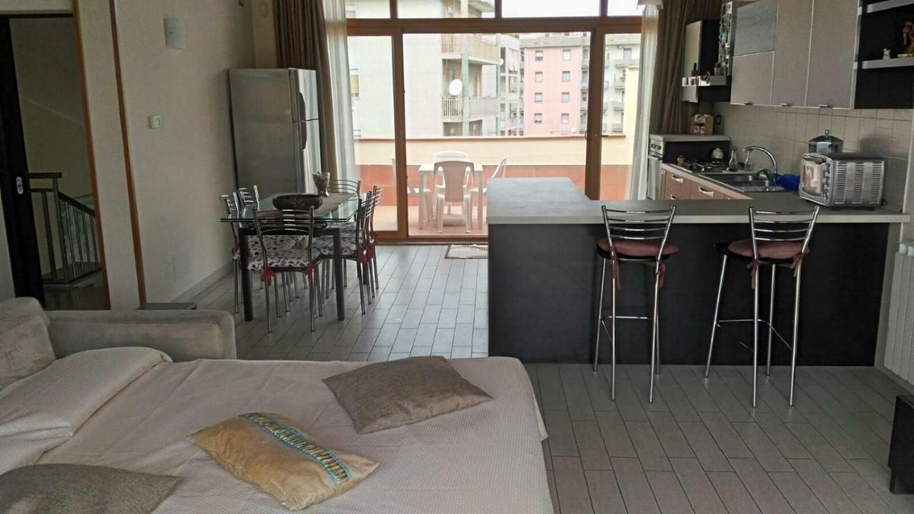 A Due Passi Da Tutto Apartment Catania Luaran gambar