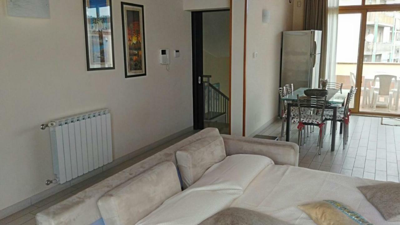 A Due Passi Da Tutto Apartment Catania Luaran gambar